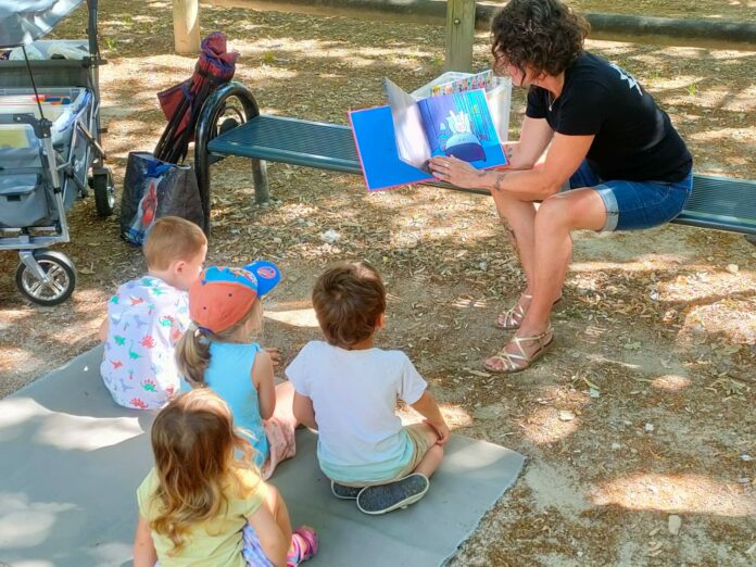 Lecture d'un livre aux enfants