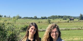 Les agents du PNR avec le guide dans un champs