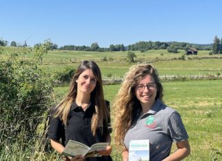 Les agents du PNR avec le guide dans un champs