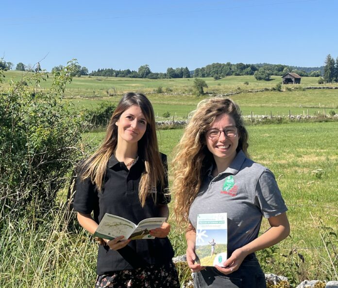 Les agents du PNR avec le guide dans un champs
