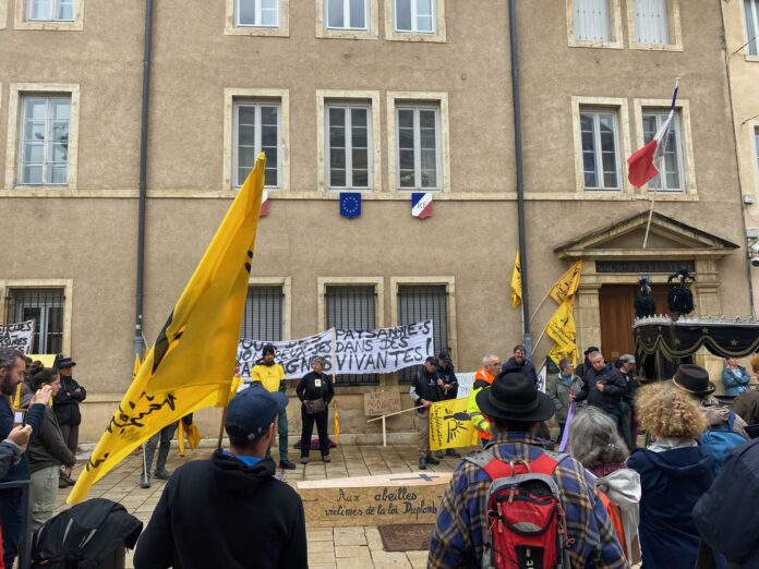 Manifestant s'opposant à la loi Duplomb à Pontarlier