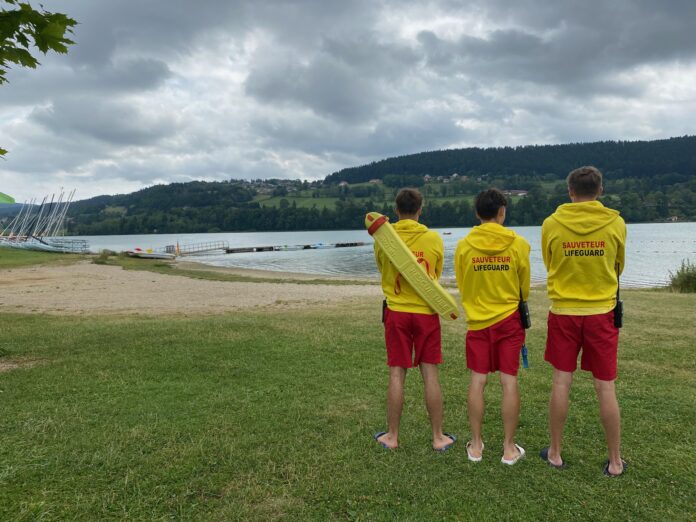 sauveteurs devant le lac saint point