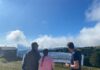 Les touristes devant la table d'orientation à Métabief