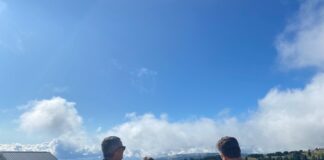 Les touristes devant la table d'orientation à Métabief