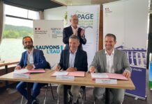 Nicolas Mourlon, directeur de l'Agence de l'Eau Rhône Méditerranée Corse, Philippe Alpy, président de l'Epage avec derrière lui, Paul Mourier, préfet de région, et Rémi Bastille, préfet du Doubs