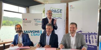 Nicolas Mourlon, directeur de l'Agence de l'Eau Rhône Méditerranée Corse, Philippe Alpy, président de l'Epage avec derrière lui, Paul Mourier, préfet de région, et Rémi Bastille, préfet du Doubs