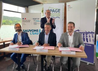 Nicolas Mourlon, directeur de l'Agence de l'Eau Rhône Méditerranée Corse, Philippe Alpy, président de l'Epage avec derrière lui, Paul Mourier, préfet de région, et Rémi Bastille, préfet du Doubs