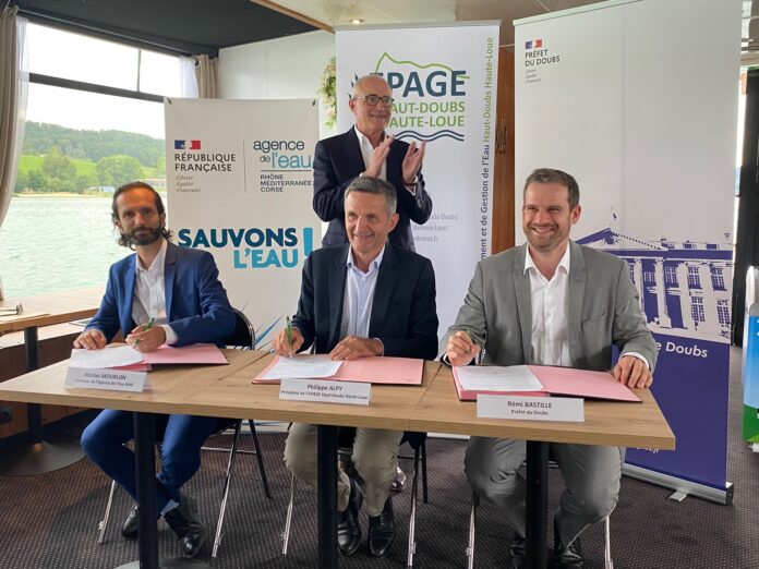 Transfert propriétaire lac de Saint-Point Nicolas Mourlon, directeur de l'Agence de l'Eau Rhône Méditerranée Corse, Philippe Alpy, président de l'Epage avec derrière lui, Paul Mourier, préfet de région, et Rémi Bastille, préfet du Doubs