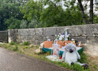 hommage sur les lieux du drame