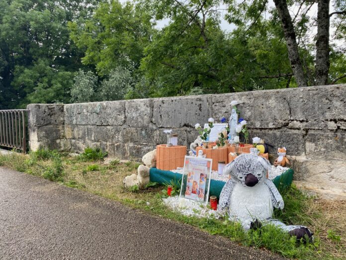 hommage sur les lieux du drame