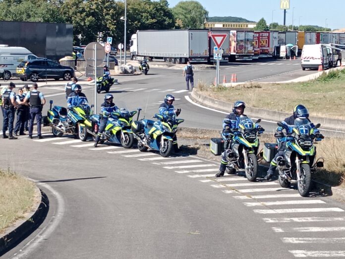 Les gendarmes sur l'autoroute