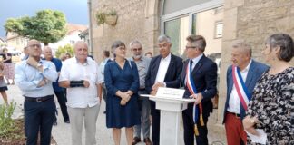 Benoît Vuillemin le maire de Saône inaugurait les nouveaux aménagements du centre-bourg, en présence de Ludovic Fagaut 1er vice-président du conseil départemental, Jean-François Longeot Sénateur du Doubs, Dominique Voynet Députée du Doubs, Franck Laidié conseiller communautaire délégué de GBM, Yves Guyen vice-président de GBM en charge des voiries et Anne Vignot Présidente de Grand Besançon Métropole