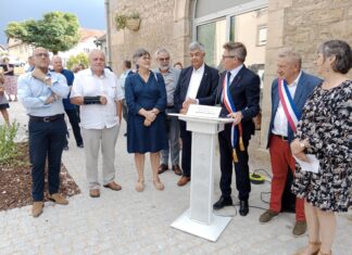 Benoît Vuillemin le maire de Saône inaugurait les nouveaux aménagements du centre-bourg, en présence de Ludovic Fagaut 1er vice-président du conseil départemental, Jean-François Longeot Sénateur du Doubs, Dominique Voynet Députée du Doubs, Franck Laidié conseiller communautaire délégué de GBM, Yves Guyen vice-président de GBM en charge des voiries et Anne Vignot Présidente de Grand Besançon Métropole