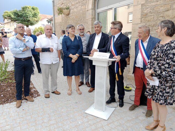 Grand Besançon. Inauguration des aménagements de Saône Benoît Vuillemin le maire de Saône inaugurait les nouveaux aménagements du centre-bourg, en présence de Ludovic Fagaut 1er vice-président du conseil départemental, Jean-François Longeot Sénateur du Doubs, Dominique Voynet Députée du Doubs, Franck Laidié conseiller communautaire délégué de GBM, Yves Guyen vice-président de GBM en charge des voiries et Anne Vignot Présidente de Grand Besançon Métropole