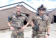 Le Lieutenant-Colonel Alexandre, commandant le Centre de Formation à l'Appui Aérien (CFAA) aux côtés d'un des 25 stagiaires