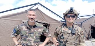 Le Lieutenant-Colonel Alexandre, commandant le Centre de Formation à l'Appui Aérien (CFAA) aux côtés d'un des 25 stagiaires