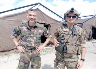 Le Dossier. L’OTAN s’entraîne à Valdahon Le Lieutenant-Colonel Alexandre, commandant le Centre de Formation à l'Appui Aérien (CFAA) aux côtés d'un des 25 stagiaires