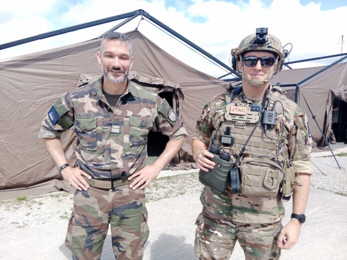 Région. Exercice militaire d'appui aérien à Valdahon Le Lieutenant-Colonel Alexandre, commandant le Centre de Formation à l'Appui Aérien (CFAA) aux côtés d'un des 25 stagiaires