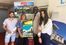 Beatrix Loizon Présidente de "Doubs Tourisme" et d'autres personnes tenant une affiche