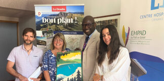 Beatrix Loizon Présidente de "Doubs Tourisme" et d'autres personnes tenant une affiche