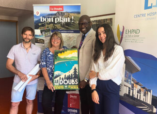 Beatrix Loizon Présidente de "Doubs Tourisme" et d'autres personnes tenant une affiche