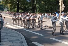 défilé militaire sur l'avenue Charles de Gaulle à Chamars