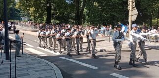 défilé militaire sur l'avenue Charles de Gaulle à Chamars