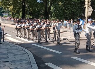 Besançon. Un 14 juillet à la fibre patriotique défilé militaire sur l'avenue Charles de Gaulle à Chamars