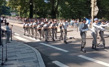 défilé militaire sur l'avenue Charles de Gaulle à Chamars