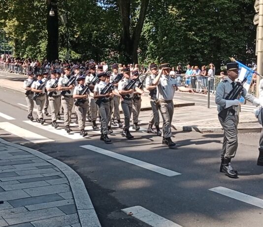 défilé militaire sur l'avenue Charles de Gaulle à Chamars