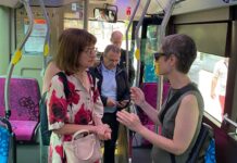 Isabelle Saurat, déléguée interministérielle à l’accessibilité, aux côtés d'Anne Bouchard, personne déficiente visuelle qui a pris part à la conception de l'application dans un bus.