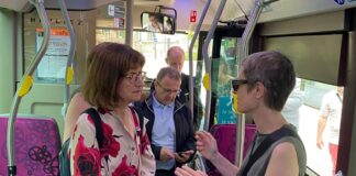 Isabelle Saurat, déléguée interministérielle à l’accessibilité, aux côtés d'Anne Bouchard, personne déficiente visuelle qui a pris part à la conception de l'application dans un bus.