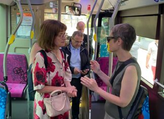 Isabelle Saurat, déléguée interministérielle à l’accessibilité, aux côtés d'Anne Bouchard, personne déficiente visuelle qui a pris part à la conception de l'application dans un bus.