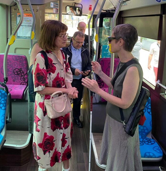 Ginko Guide Isabelle Saurat, déléguée interministérielle à l’accessibilité, aux côtés d'Anne Bouchard, personne déficiente visuelle qui a pris part à la conception de l'application dans un bus.