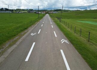 Haut-Doubs. Une chaussée pour les circulations douces à Charquemont Marquage au sol sur la chaussée à Charquemont