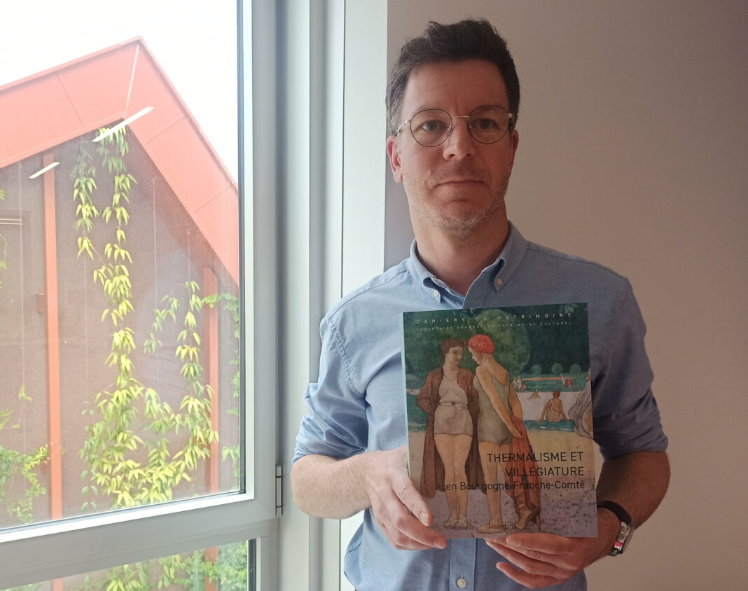 Fabien Dufoulon, chargé de recherche au service Inventaire et Patrimoine à la région Bourgogne Franche-Comté avec le livre