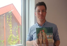 Fabien Dufoulon, chargé de recherche au service Inventaire et Patrimoine à la région Bourgogne Franche-Comté avec le livre