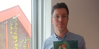 Fabien Dufoulon, chargé de recherche au service Inventaire et Patrimoine à la région Bourgogne Franche-Comté avec le livre