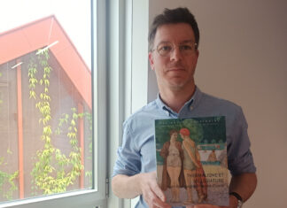 Fabien Dufoulon, chargé de recherche au service Inventaire et Patrimoine à la région Bourgogne Franche-Comté avec le livre