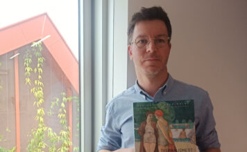 Fabien Dufoulon, chargé de recherche au service Inventaire et Patrimoine à la région Bourgogne Franche-Comté avec le livre