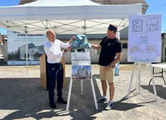 Baume-les-Dames. Les travaux de la maison du stade débuteront cet automne Le Maire de Baume-les-Dames Arnaud Marthey ainsi que Simon Courbet, le président de l’USB Rugby