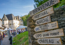 panneau indiquant des directions