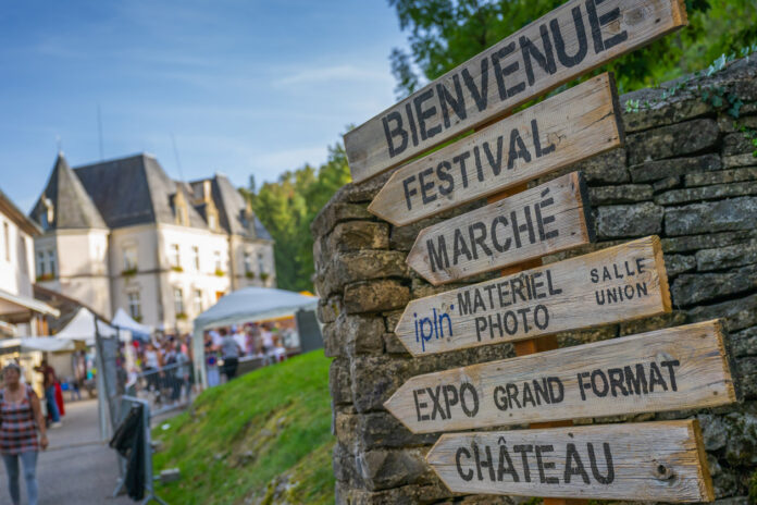panneau indiquant des directions