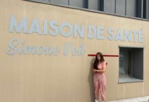Méline Pagnier devant la maison de santé