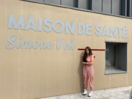 Méline Pagnier devant la maison de santé