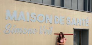Méline Pagnier devant la maison de santé