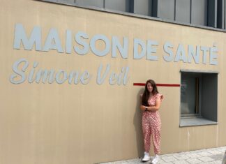 Méline Pagnier devant la maison de santé