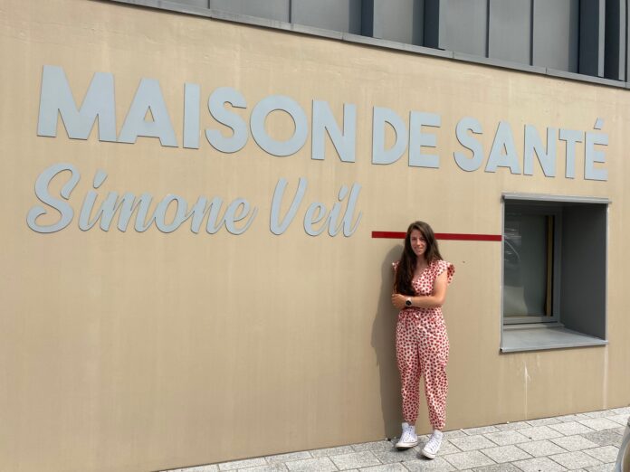 Méline Pagnier devant la maison de santé