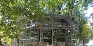 chafaudages autour du kiosque de la promenade Granvelle