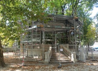 chafaudages autour du kiosque de la promenade Granvelle